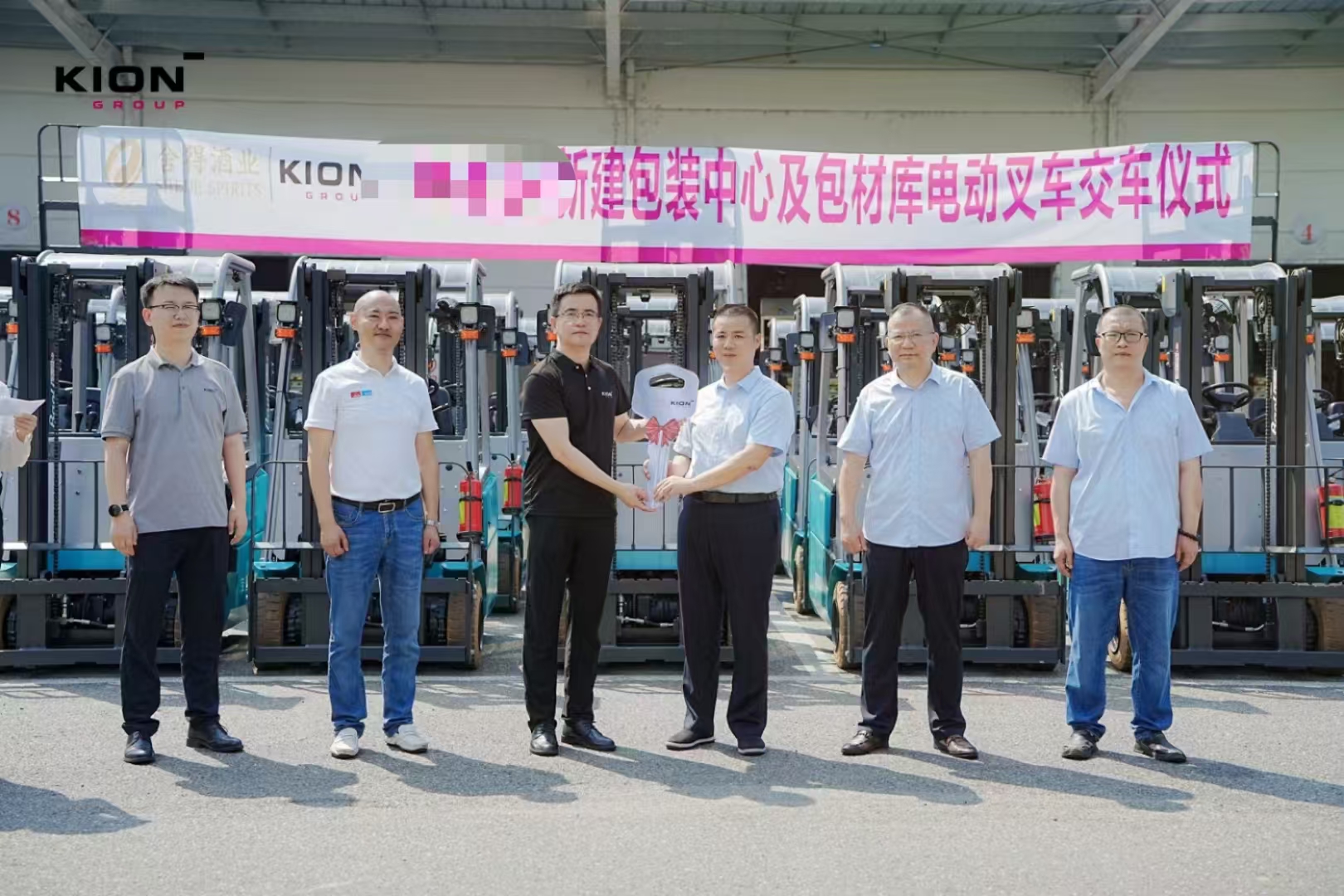 1732955719855084.jpg 某知名白酒行業(yè)電動(dòng)叉車批量交車.jpg